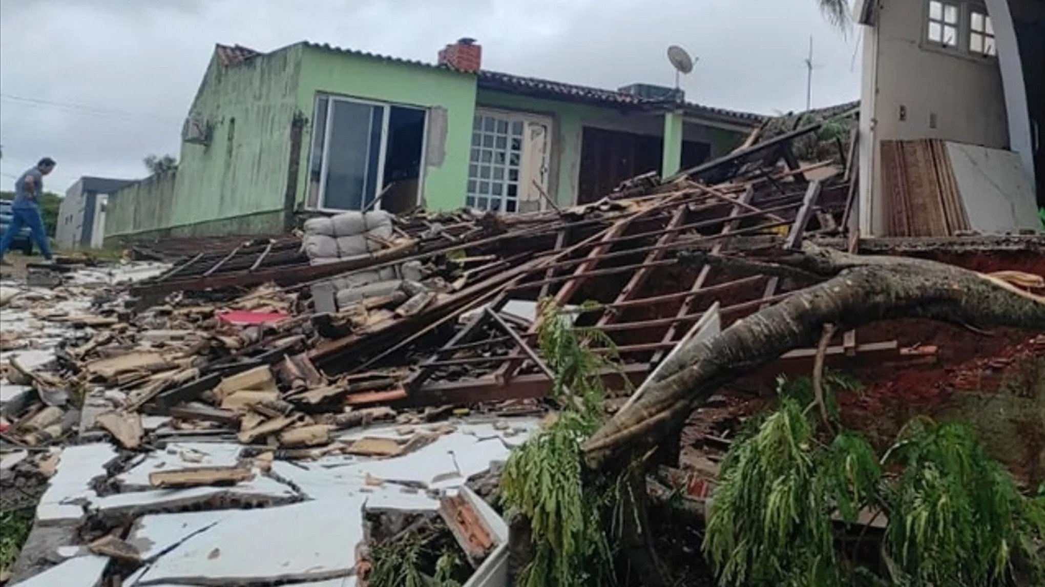 Chegada de onda de tempestades já causa estragos no RS