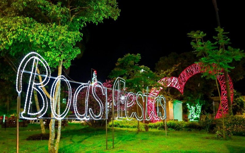 Decorada e iluminada, a Praça General Freitas recebe a partir deste domingo, dia 8, a programação da festa Encantos de Natal de Sapucaia do Sul