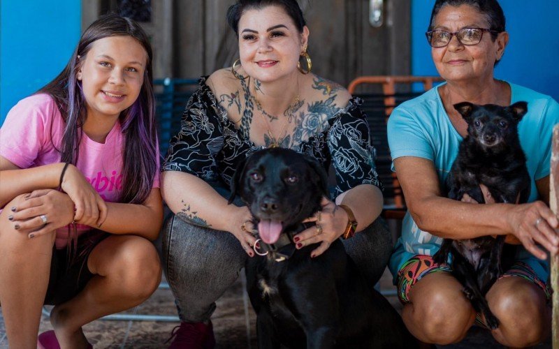 O cão Black foi adotado pela Júlia e sua família