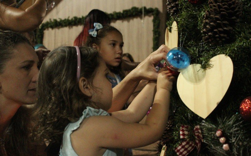 Caminhada iluminada com velas e animada por fanfarra e dançarinos foi marco da abertura das comemorações natalinas em Campo Bom | abc+