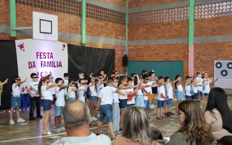 Noite ainda contou com diversas apresentações na Festa da Família