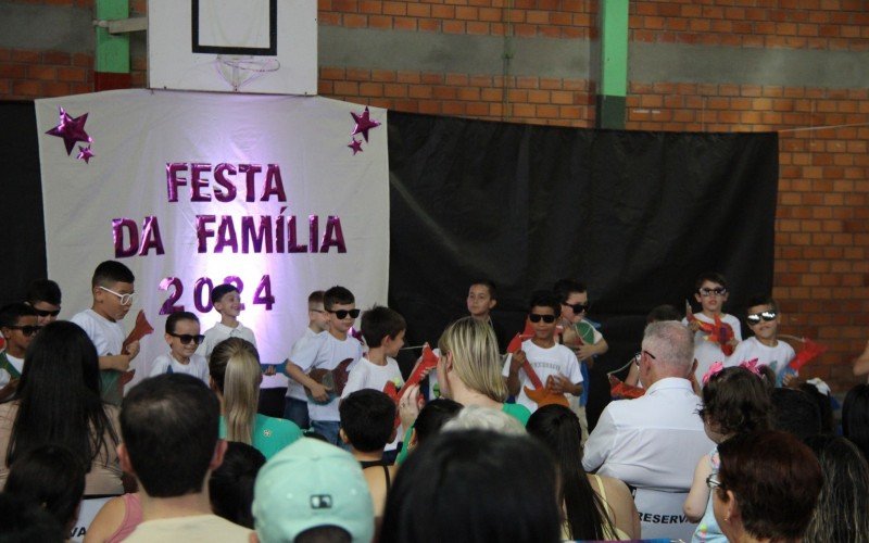 Noite ainda contou com diversas apresentações na Festa da Família