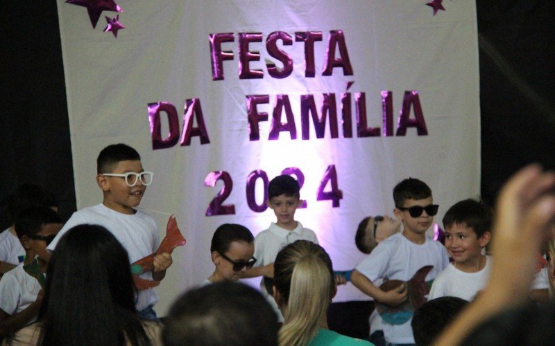 Noite ainda contou com diversas apresentações na Festa da Família