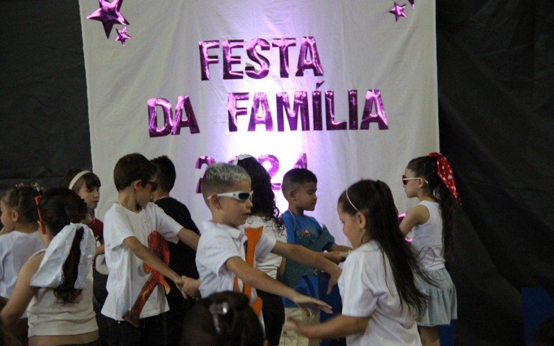 Noite ainda contou com diversas apresentações na Festa da Família