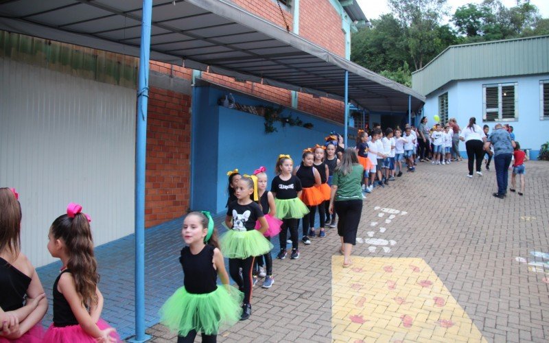 Noite ainda contou com diversas apresentações na Festa da Família