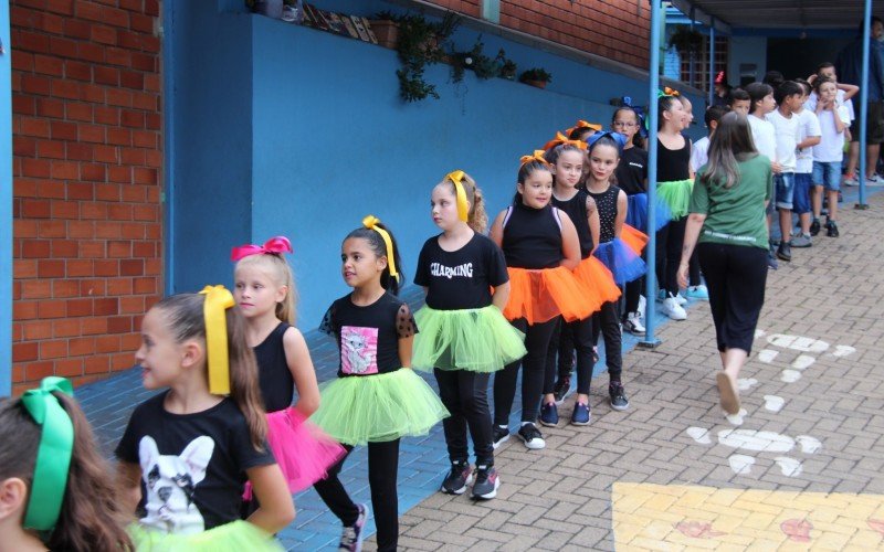 Noite ainda contou com diversas apresentações na Festa da Família