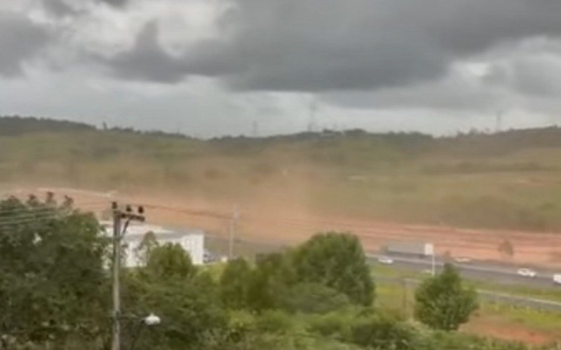 Nuvem de poeira na BR-116 durante a chegada de temporal | abc+