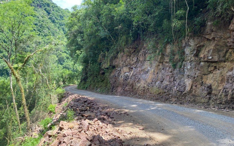 Acesso na Linha Furna, em direção a Ponte do Raposo