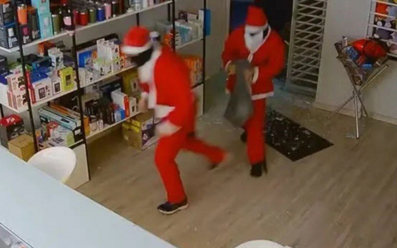 Dupla vestida de Papai Noel invade loja e furta produtos eletrônicos | abc+