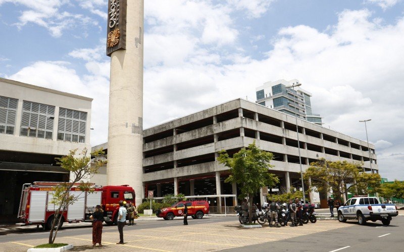 Incêndio atinge torre de refrigeração do ar-condicionado do Canoas Shopping nesta sexta-feira (6)