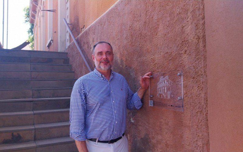 O curador da Fundação Scheffel, Angelo Reinheimer, sublinha que, desde o primeiro dia da colocação, pessoas pararam em frente ao prédio para ler a placa e algumas fizeram o QR Code. | abc+