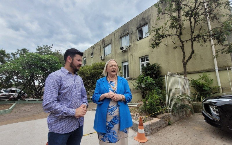 Prefeito Diego e secretária Arita em frente a área que vai receber o novo anexo | abc+
