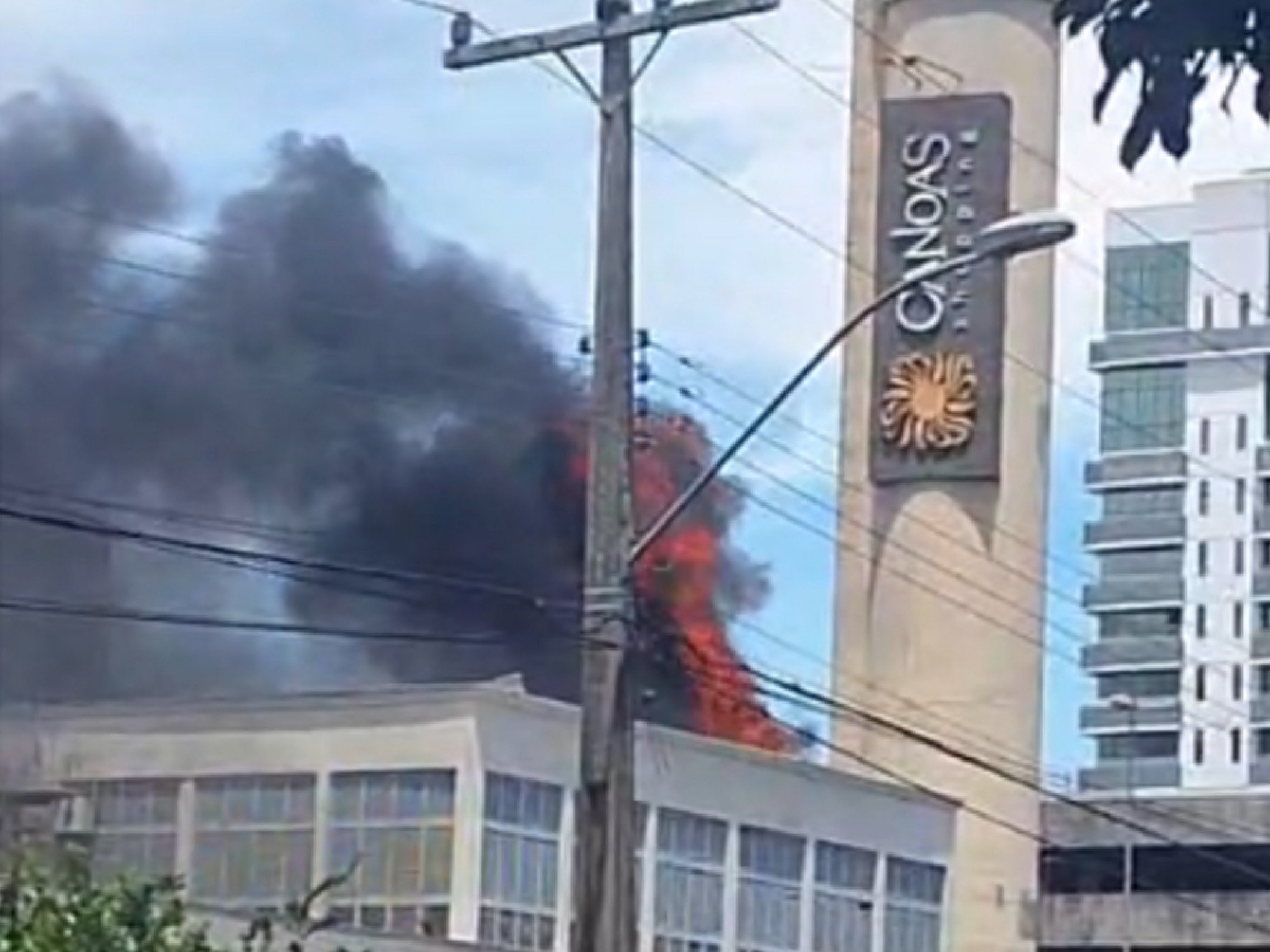 INCÊNDIO: Shopping pega fogo em Canoas