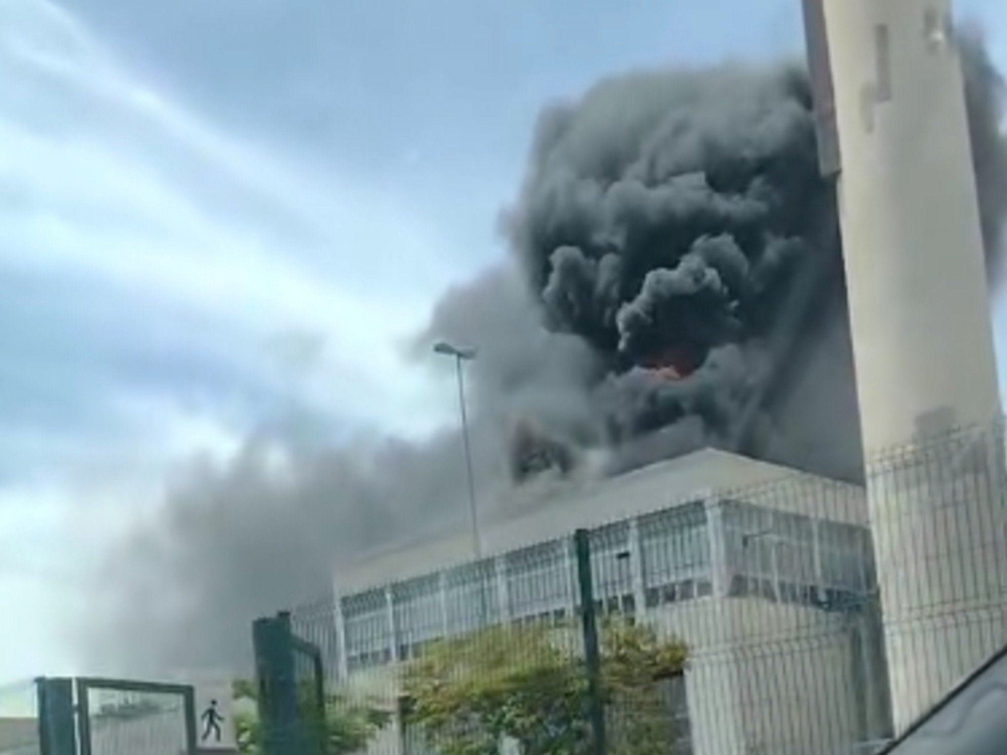 VÍDEO: Veja as imagens do shopping em chamas durante incêndio em Canoas