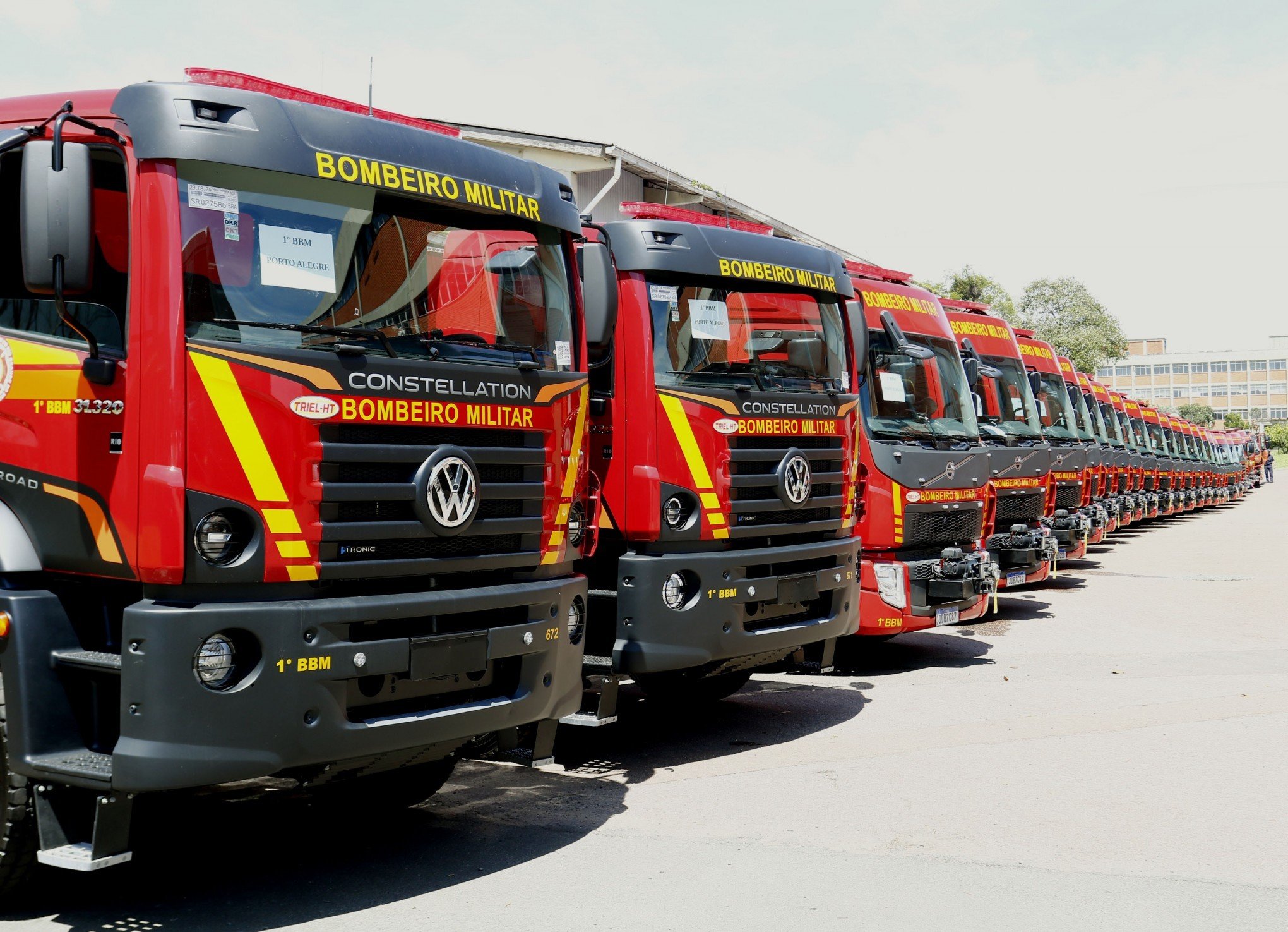 Governador Eduardo Leite entrega 36 novos veículos para o Corpo de Bombeiros em Canoas