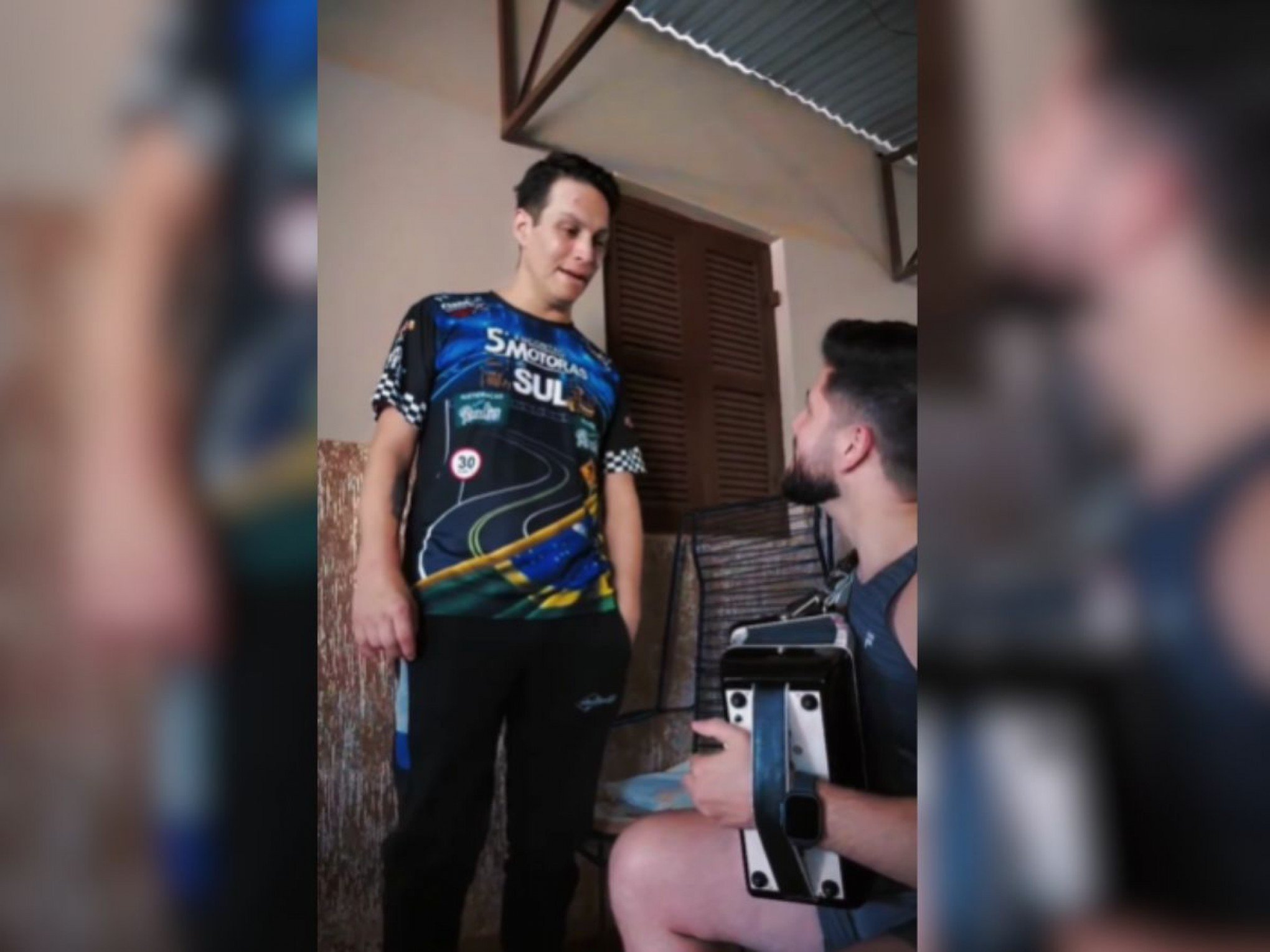 Emocionante: Paulinho Dill, da banda Os Atuais, canta em vídeo após acidente