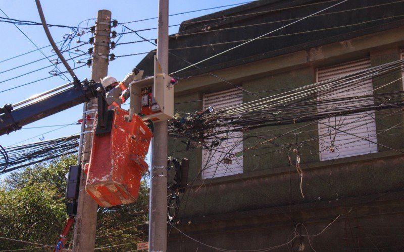 Empresas de internet e telefonia têm até este domingo (8) para executar as instalações e a transposição da rede aérea para os dutos subterrâneos da Rua Independência