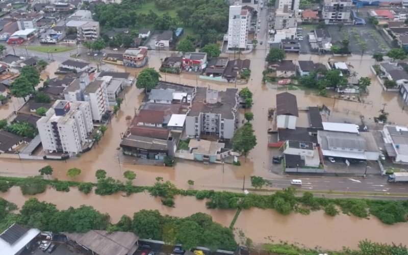 Chuva intensa causa alagamentos e enxurradas em Santa Catarina neste sábado | abc+