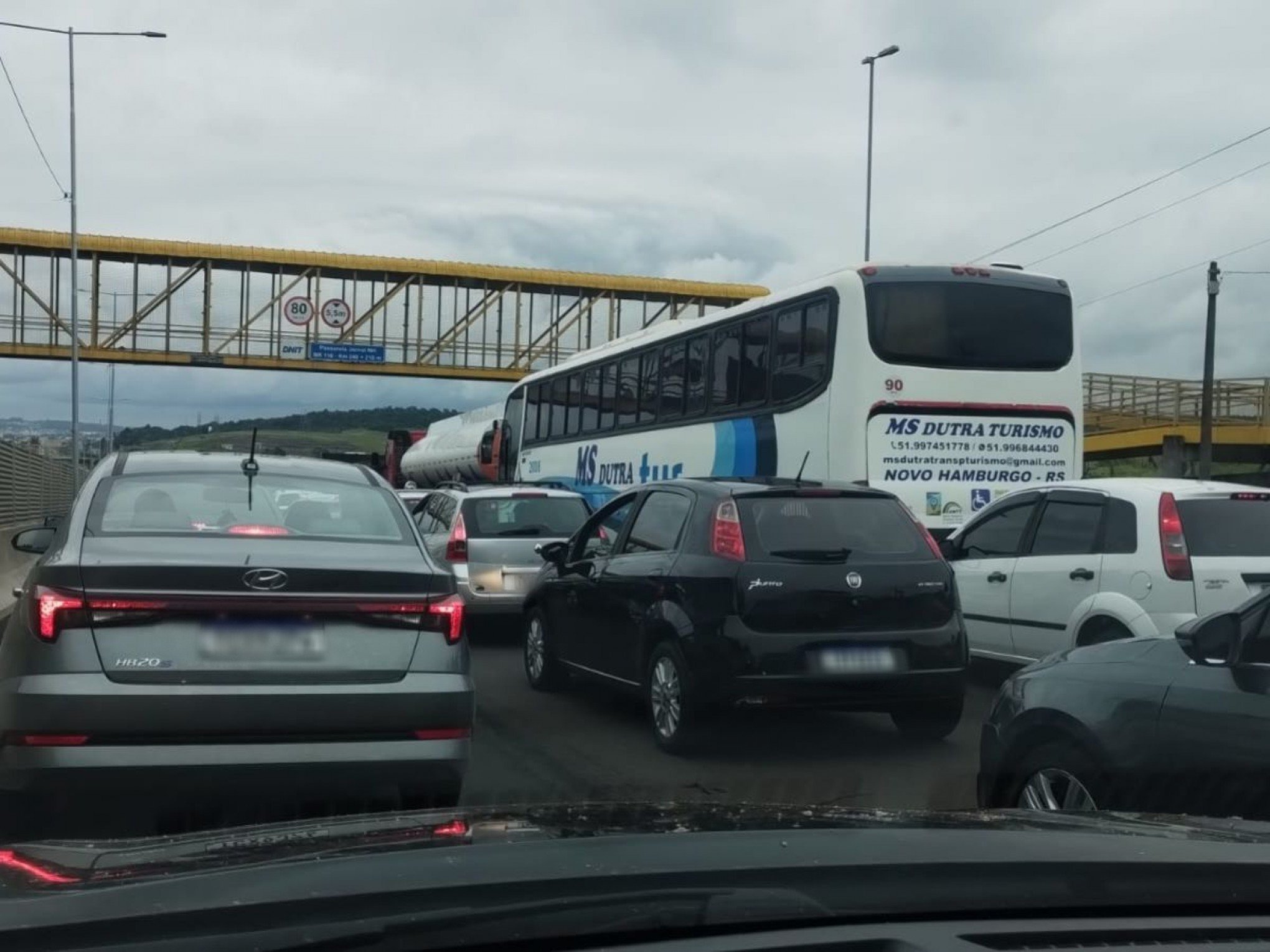 BR-116: Carro capota na rodovia e trânsito é totalmente bloqueado em Novo Hamburgo