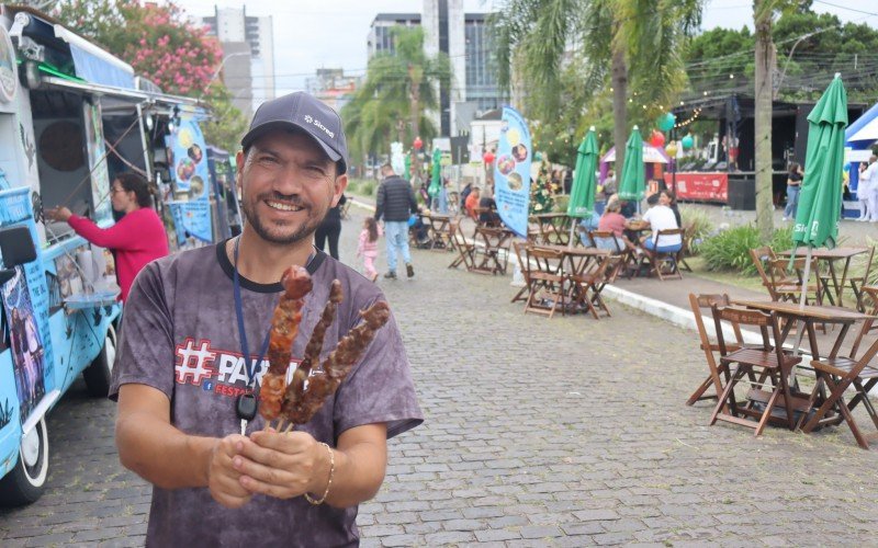 Alan Rodrigo vendeu espetinhos e ka-churrasco no evento