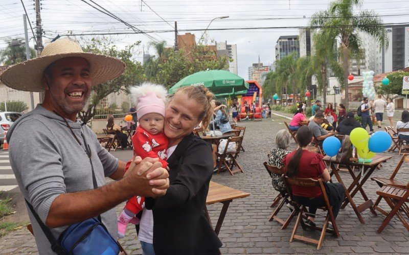 Antônio e Graziele dançaram forró com a nenê Maria Clara