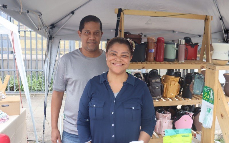 Carla e Paulo venderam itens com temática gaúcha enquanto aproveitavam o som do evento