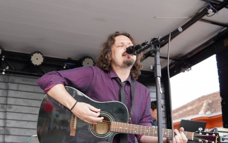 Diversidade musical incluiu o rock do músico Senhor Quase