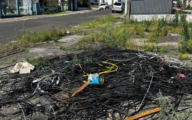 Amontoado de fios foi deixado em frente a prédio comercial | abc+