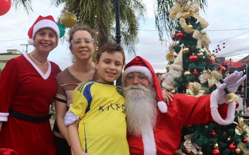 Antônio fez seus pedidos ao Papai Noel acompanhado pela mãe, Ticiana