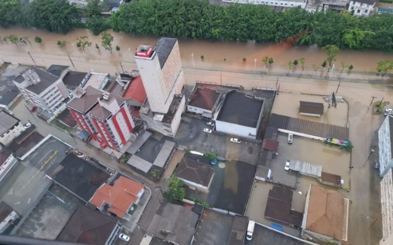 Mais de 1.300 pessoas são afetadas pelas chuvas em Santa Catarina | abc+