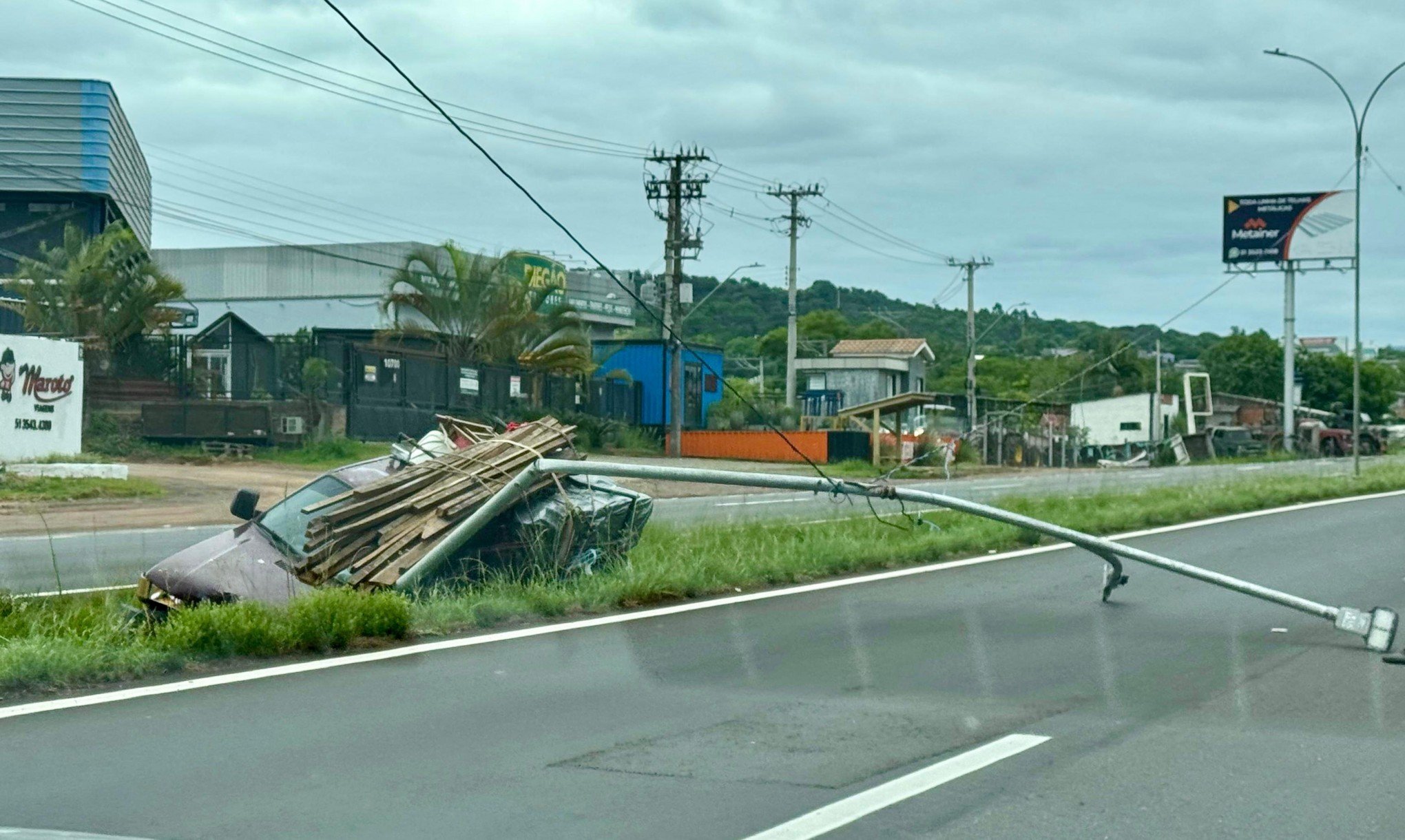 RS-239: Queda de carro em canteiro compromete poste e trânsito em trecho da rodovia