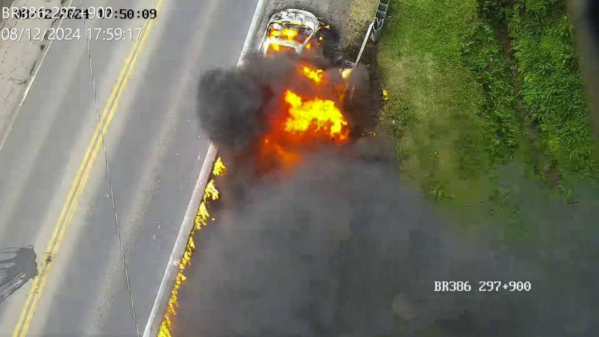 BR-386: Carro pega fogo e trânsito fica totalmente interrompido