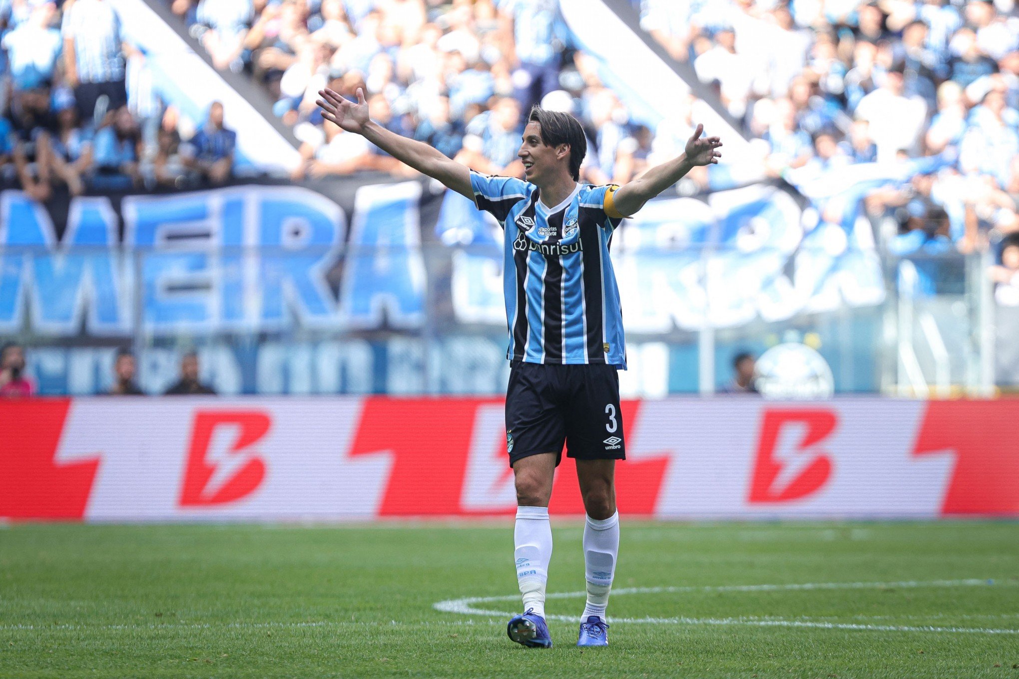 Grêmio sofre derrota no dia do adeus ao zagueiro Pedro Geromel