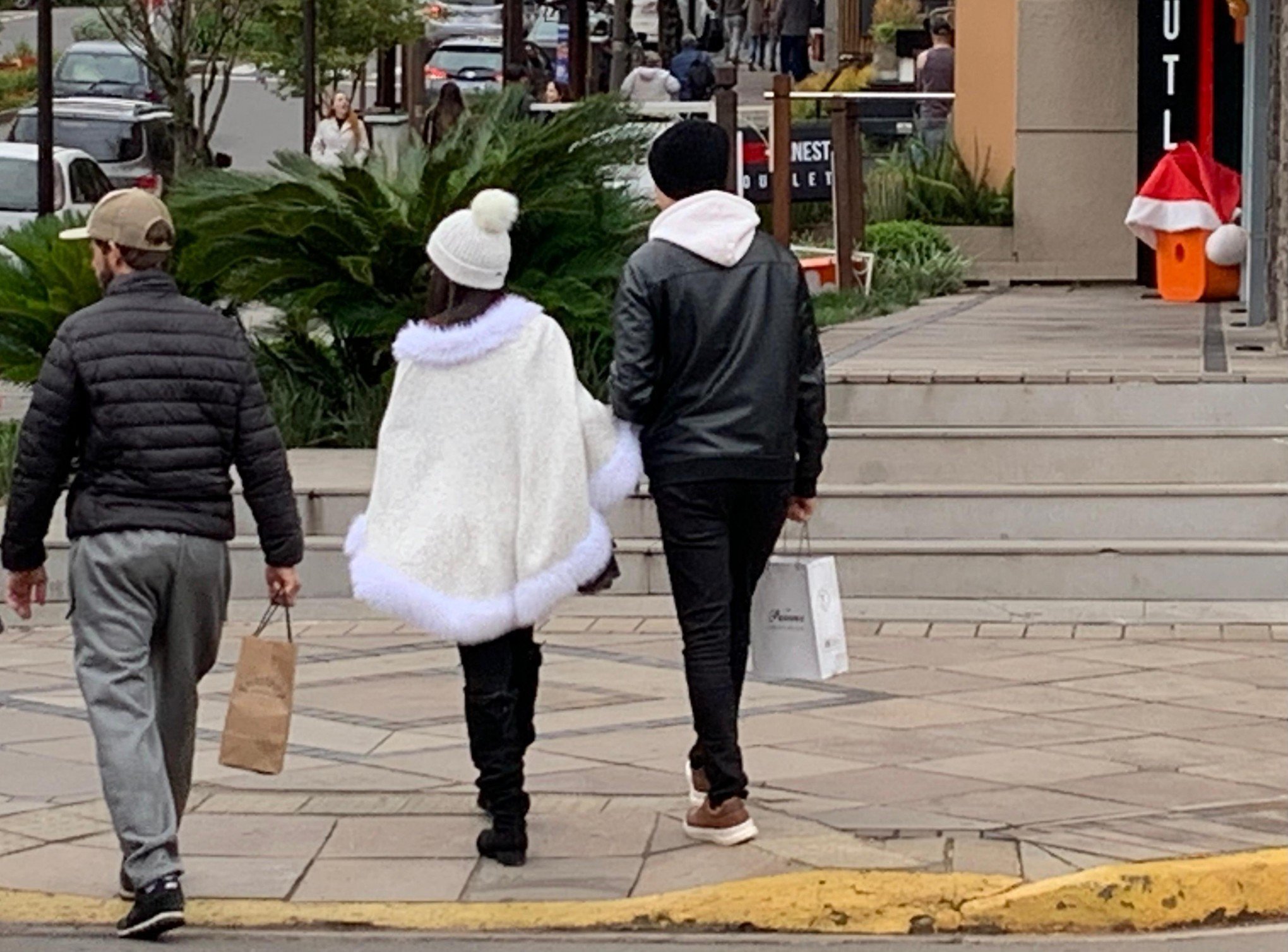 A 17 dias do Natal, turistas recorrem a gorro e cachecol para passeios em Gramado