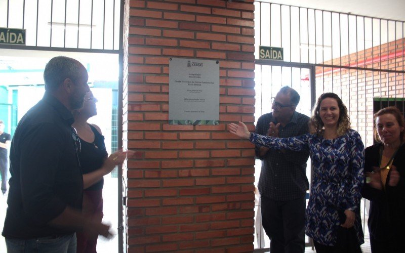 A tradicional placa, localizada na entrada na escola, foi inaugurada na cerimônia | abc+