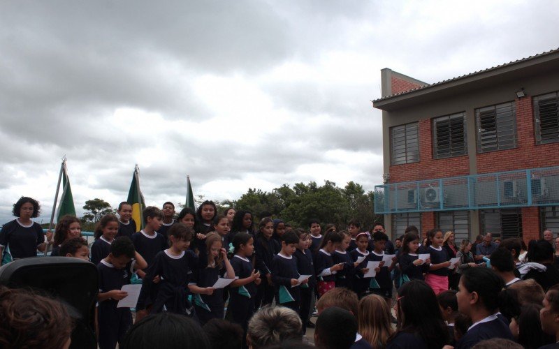 Estudantes cantaram em cerimônia de inauguração da nova sede da Emef Assis Brasil nesta segunda-feira (9) | abc+