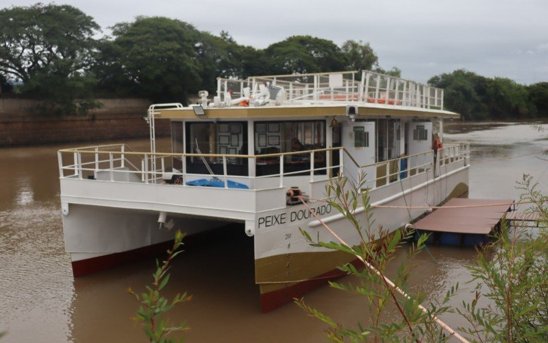 Barco-escola Peixe Dourado tem como objetivo promover educação ambiental acerca do Rio dos Sinos