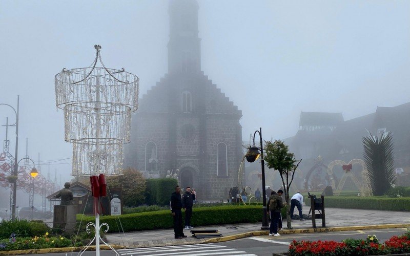 Neblina, frio e garoa marcam cara de outono em pleno mês de dezembro em Gramado