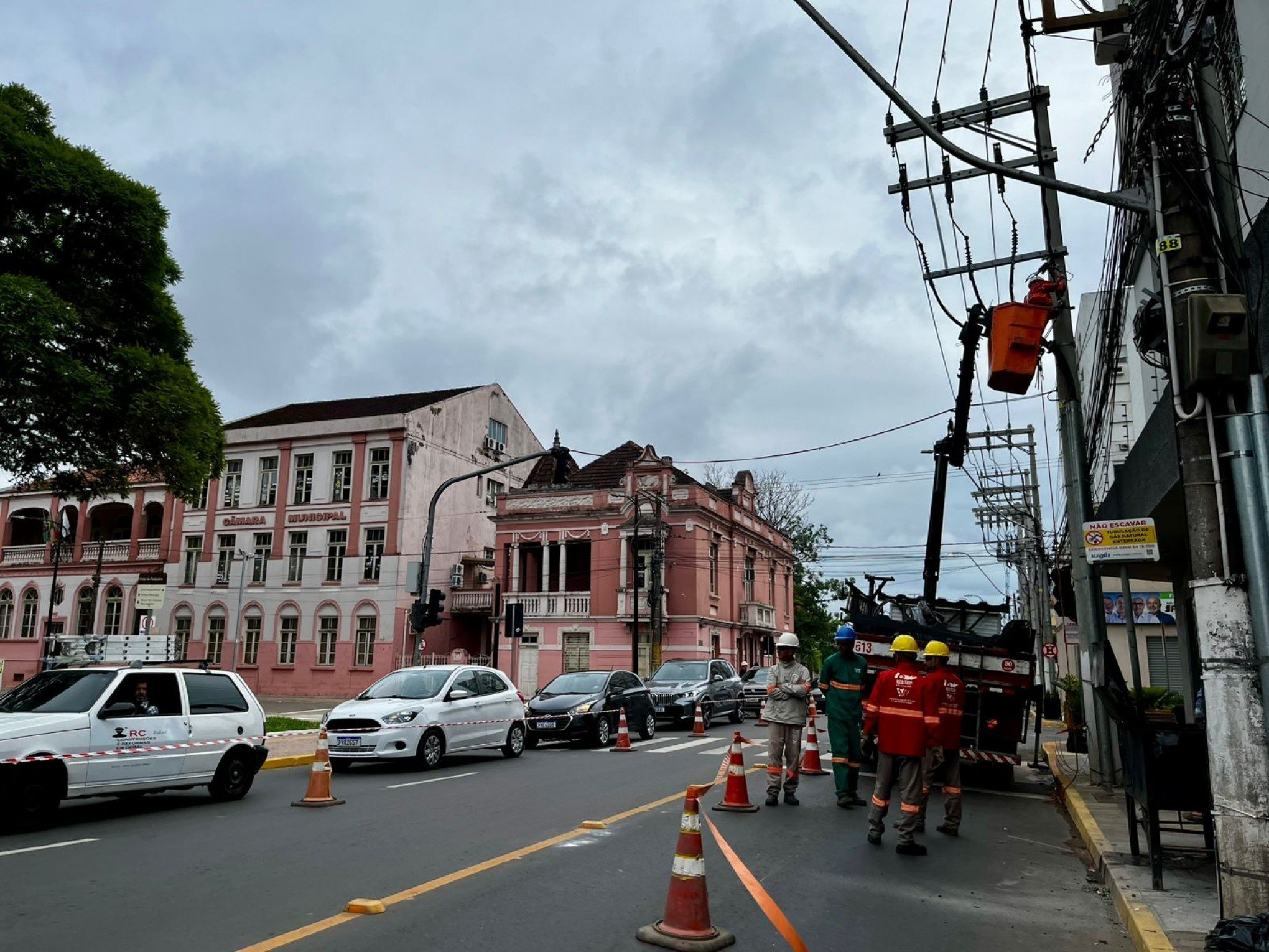 Começa a retirada de fios, cabos e postes da Rua Independência