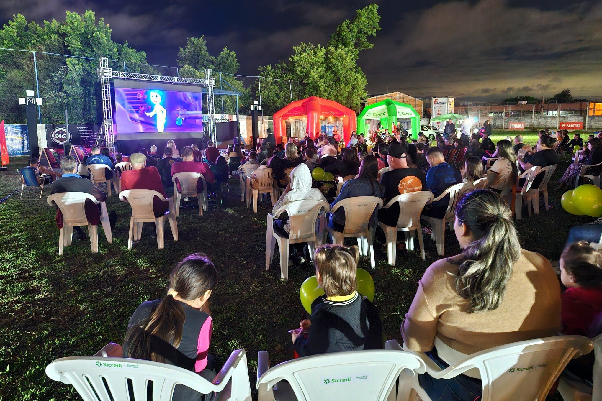 Cinema ao ar livre deixa noite mais "divertidamente" para as moradores do bairro Canudos