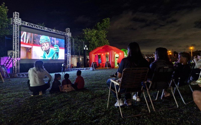 Exibição do filme Divertidamente 2 reuniu centenas de famílias