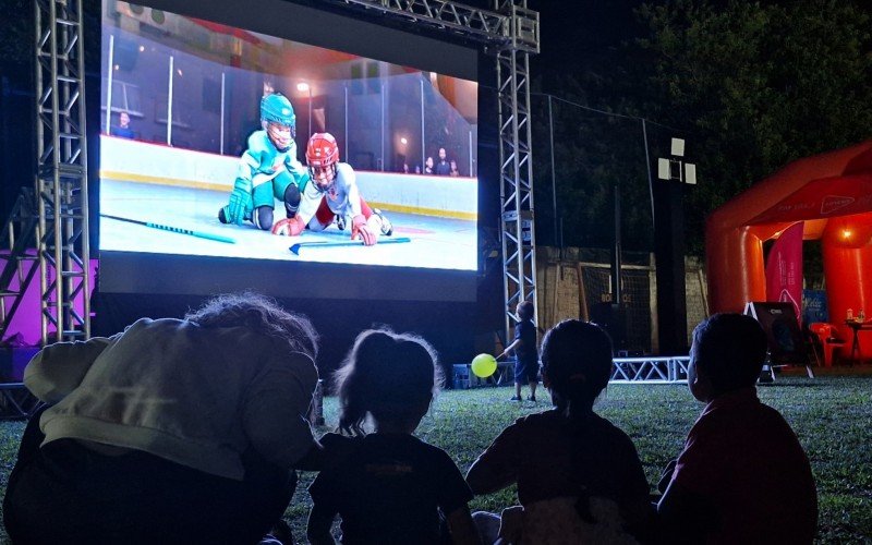 Exibição do filme Divertidamente 2 reuniu centenas de famílias