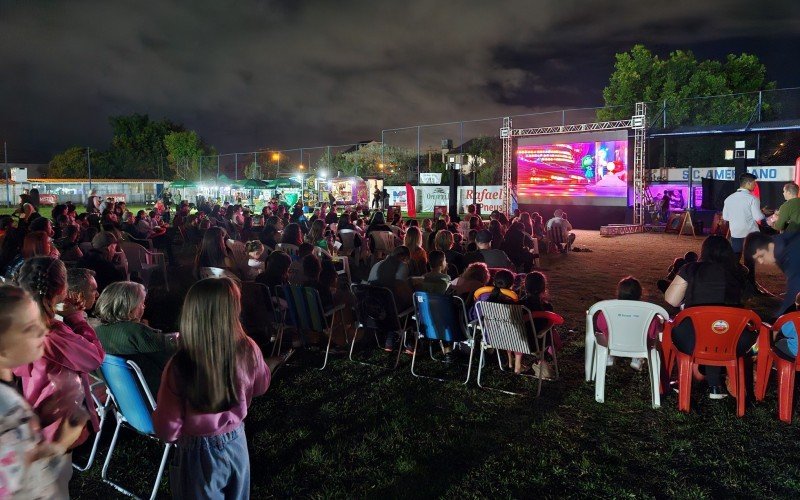 Exibição do filme Divertidamente 2 reuniu centenas de famílias