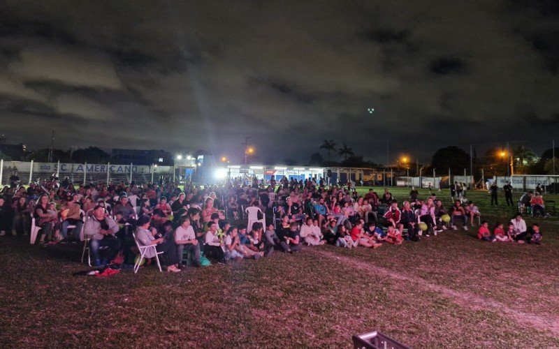 Exibição do filme Divertidamente 2 reuniu centenas de famílias