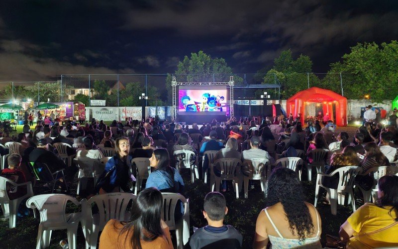 Exibição do filme Divertidamente 2 reuniu centenas de famílias