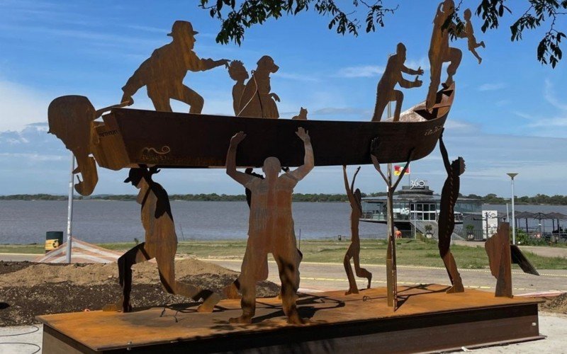 Escultura em homenagem aos voluntários da enchente fica ao lado da Usina do Gasômetro, em Porto Alegre | abc+
