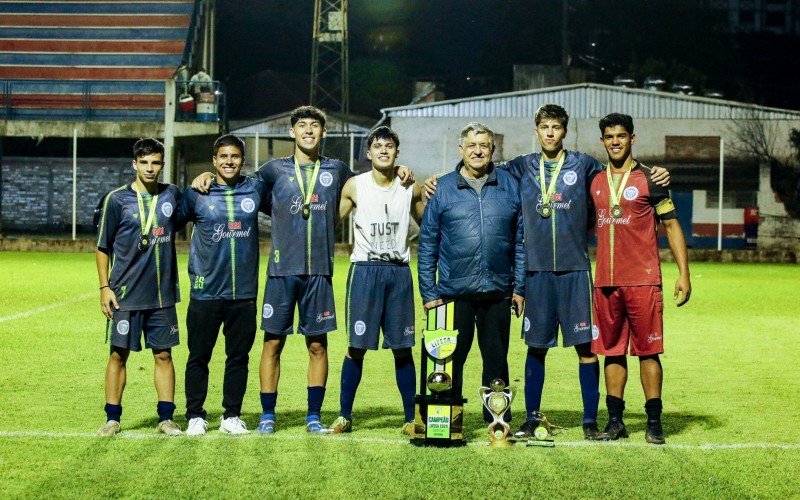 Max, Kayan Martins, Daniel, Diniz, Laudir Antônio Martins (Presidente do Estância Velha), Eduardo e Wendell | abc+