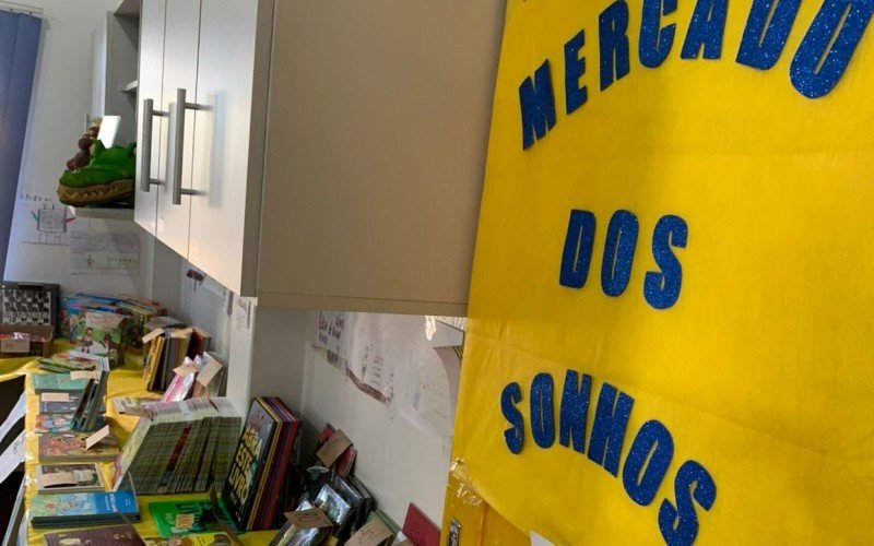 No Mercado dos Sonhos, as crianças puderam "comprar" livros, brinquedos e material escolar com as cédulas conquistadas ao longo do ano | abc+