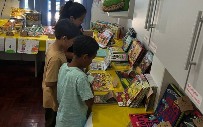 Os alunos da Emeb Caldas Junior conquistaram, ao longo do ano, "dinheiro de mentirinha" com a melhora no desempenho da leitura e puderam "gastar" em livros e brinquedos | abc+