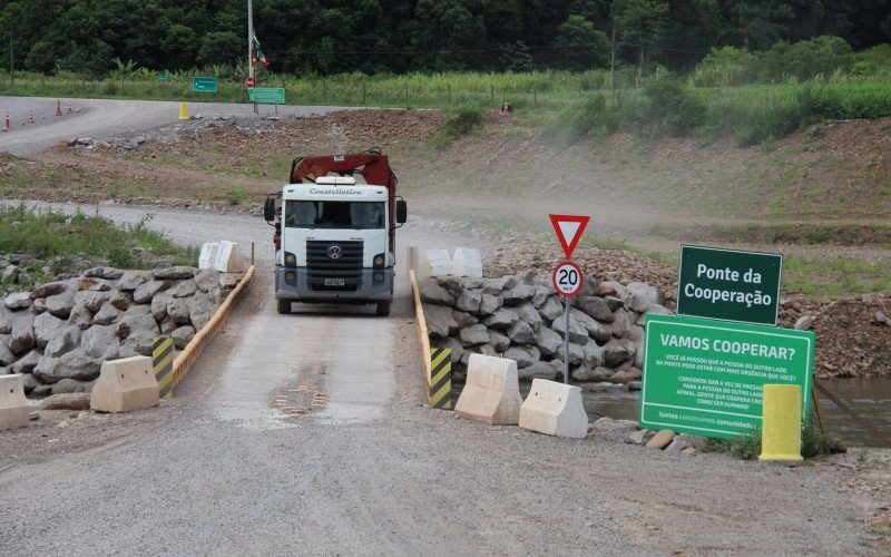 Ponte da CooperaÃ§Ã£o Ã© usado como desvio provisÃ³rio enquanto a ponte principal nÃ£o Ã© concluÃ­da